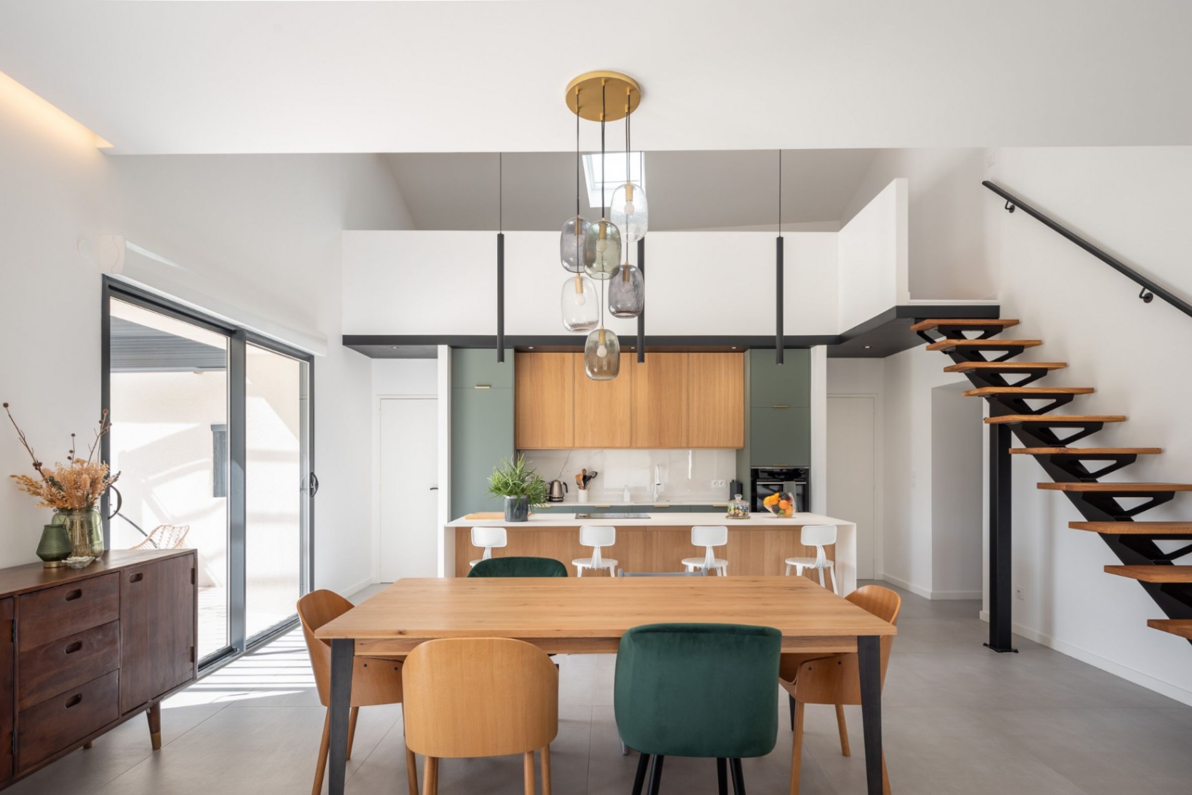 Chassieu-03.jpg Cuisine ouverte et salle à manger – Réhabilitation de grange