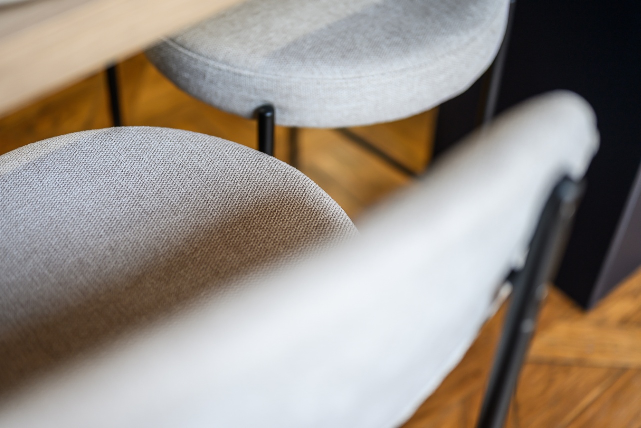 detail-chaise-haute-tissu-beige-appartement-canut-lyon.jpg