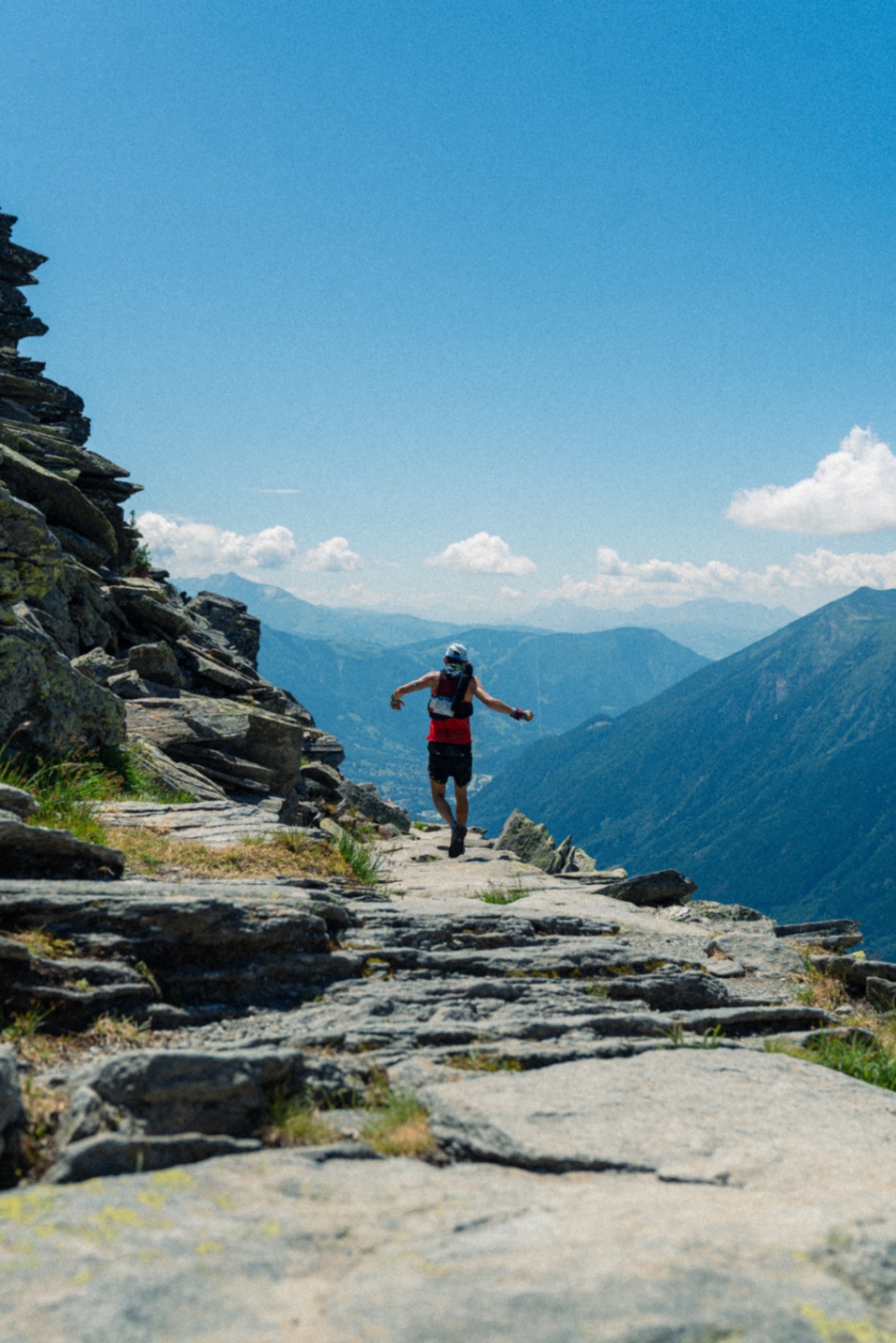 Coureur sur un sentier en pierre avec vu sur la montagne en fond.jpg