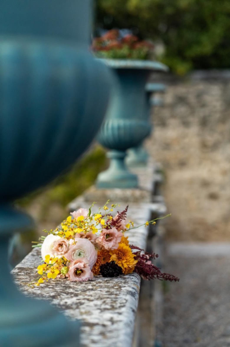 Le bouquet de la mariée posée lorsque la mariée profitait de ses invités .jpeg