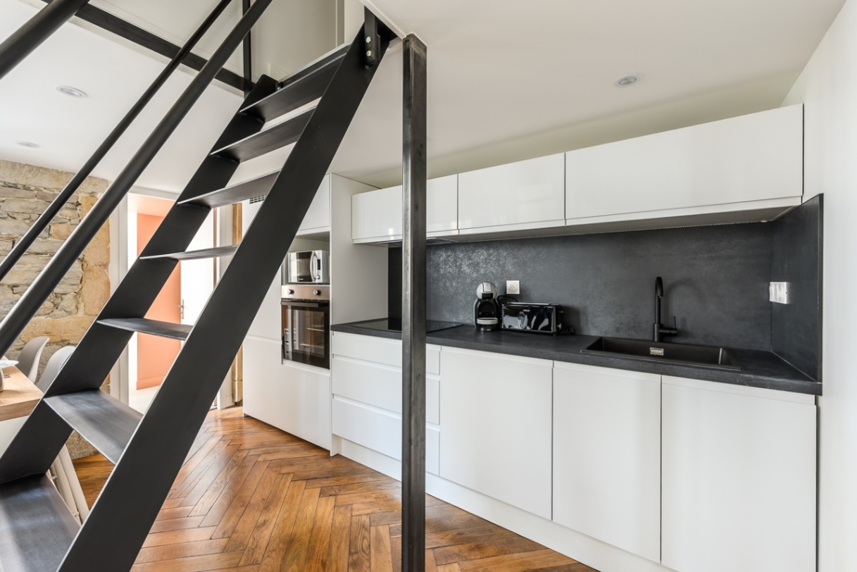 escalier-metal-sur-mesure-lyon.jpg