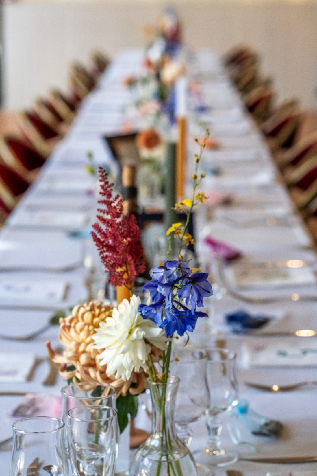 Soliflore sur la table dressée du repas, ou son entremêle les bougies.jpeg