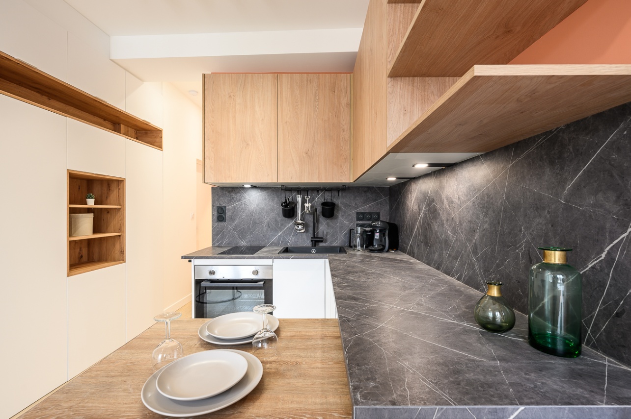 cuisine-marbre-noir-bois-lyon.jpg
