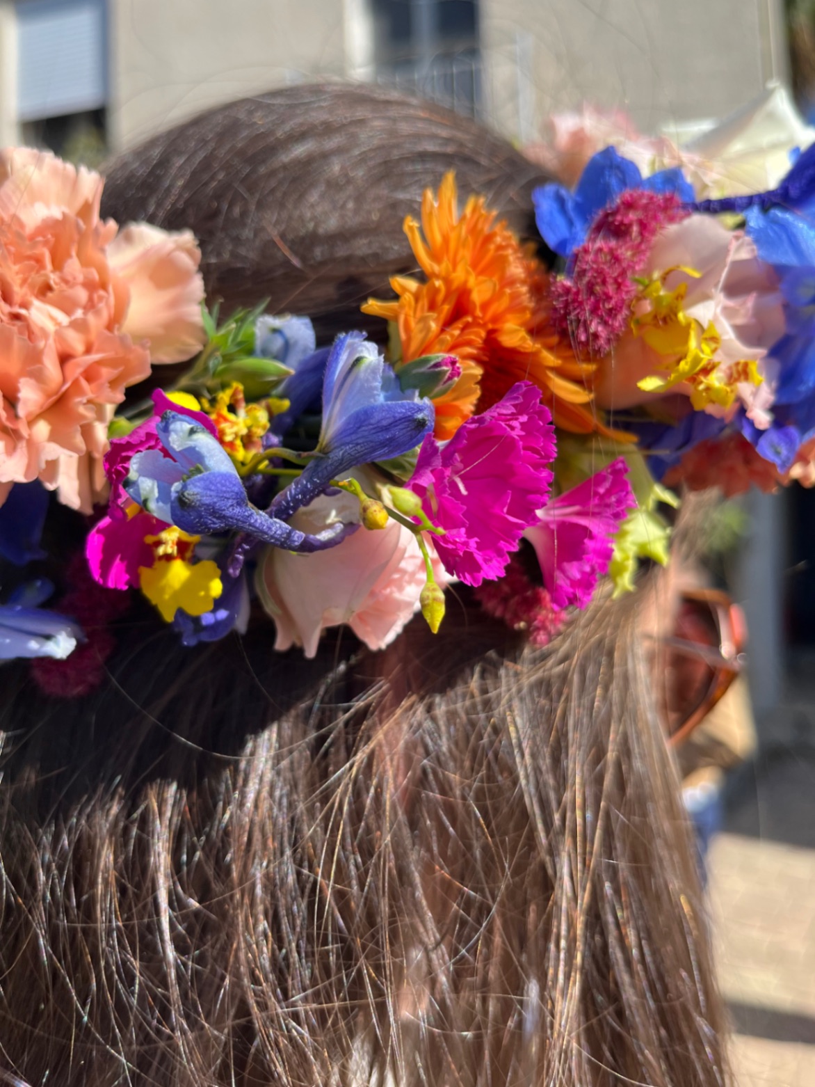 Couronne de fleurs fraîches colorées avec des dahlias, roses, mini œillet .jpeg