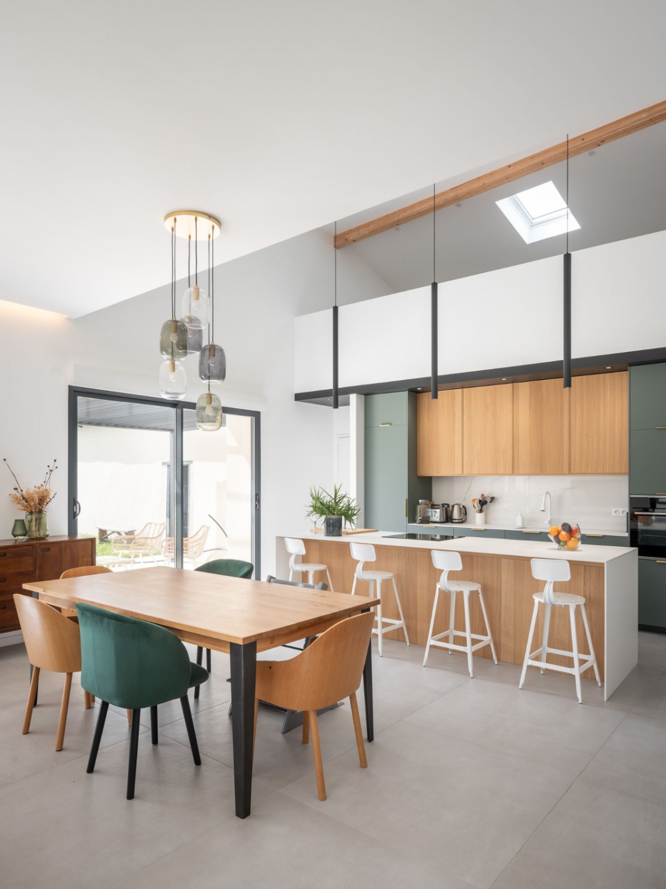 Chassieu-06.jpg Cuisine ouverte et salle à manger – Réhabilitation de grange