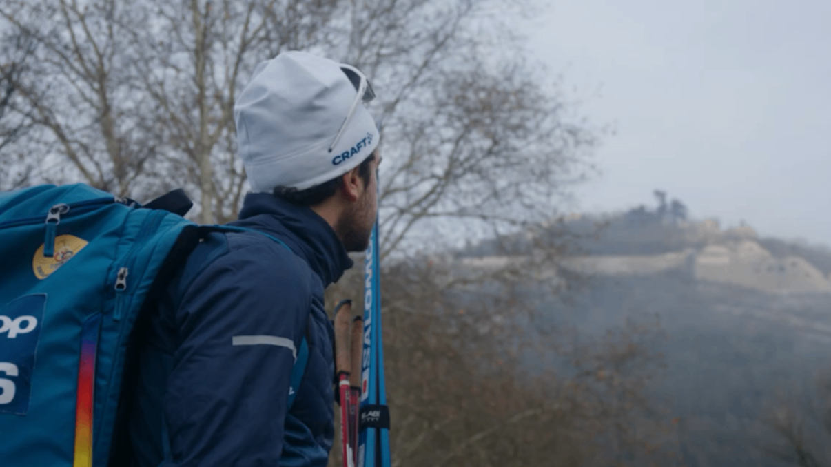 Jule-lapierre-pose-sur-ses-batons-de-ski-qui-regarde-la-montagne.png