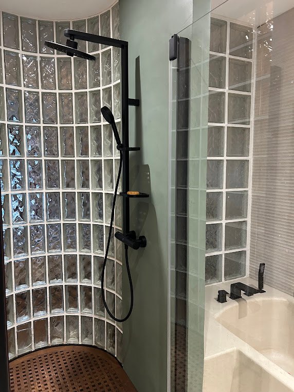 salle de bain sur mesure pavés de verre.jpg
