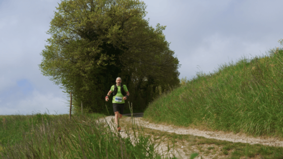 Coureur sur un chemin lors du Trail de Paladru .png
