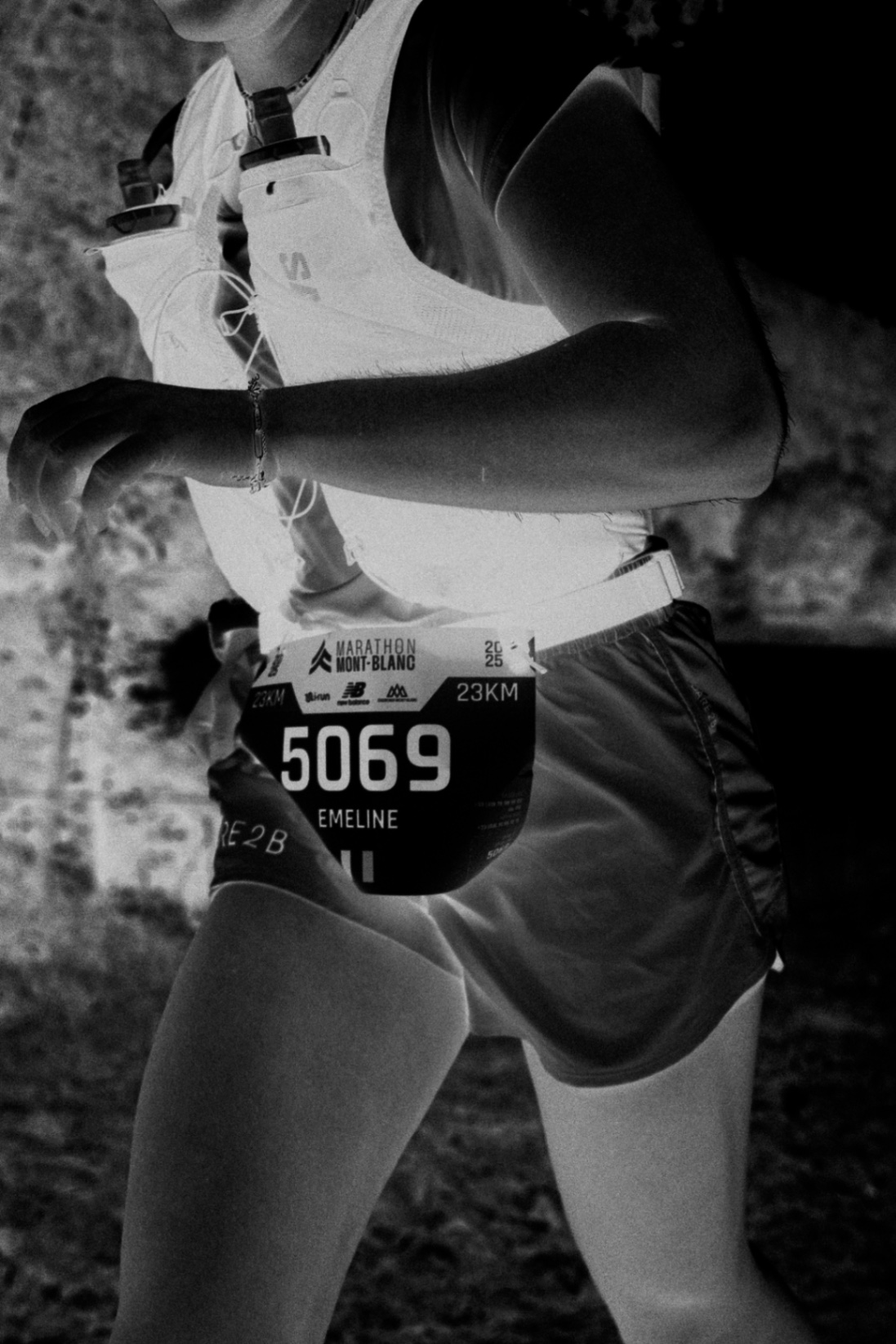 Image noir et blanc d-un dossard de trail.jpg