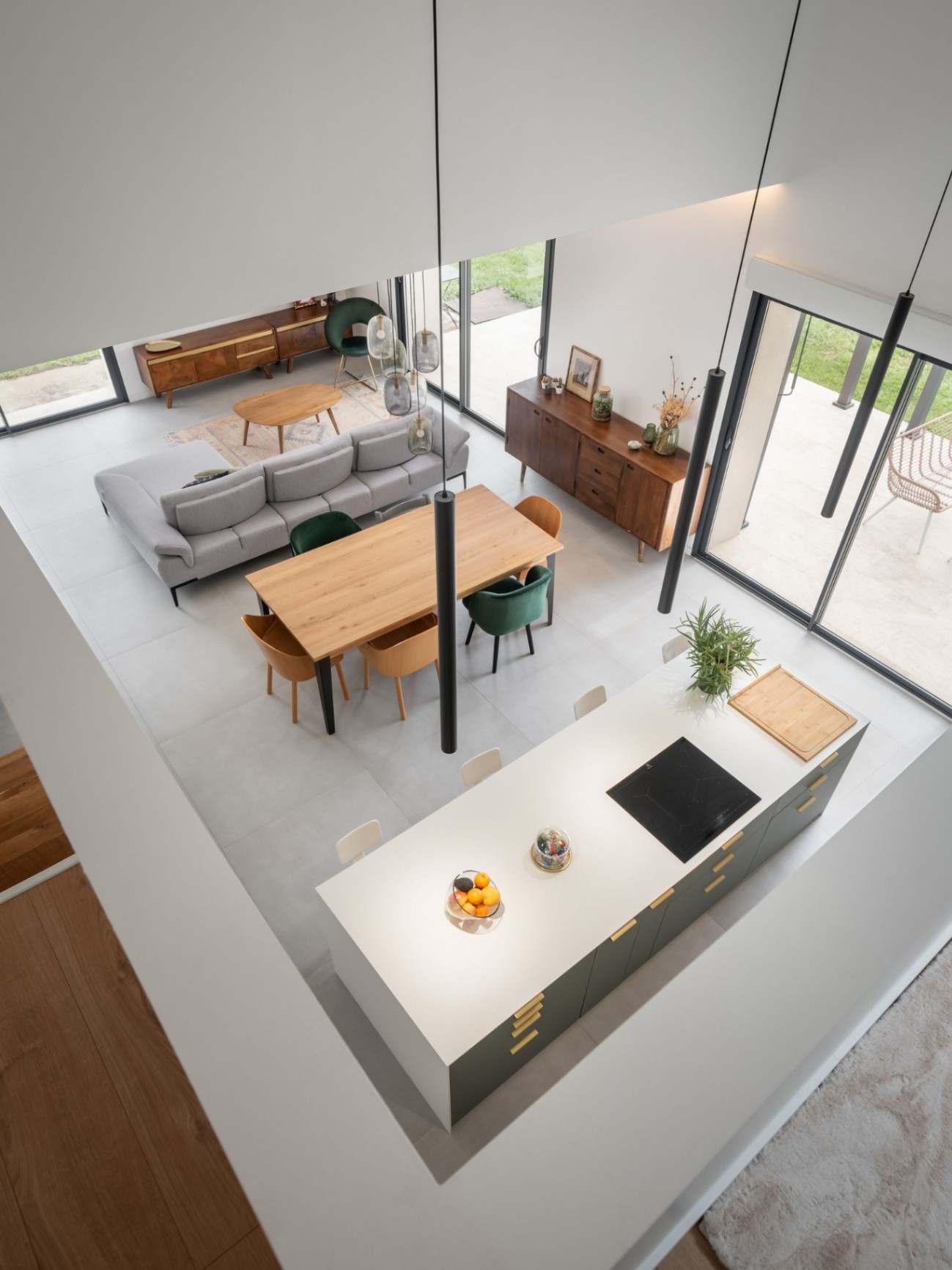 Chassieu-01.jpg Vue d’ensemble de l’espace de vie – Grange rénovée à Chassieu -02-