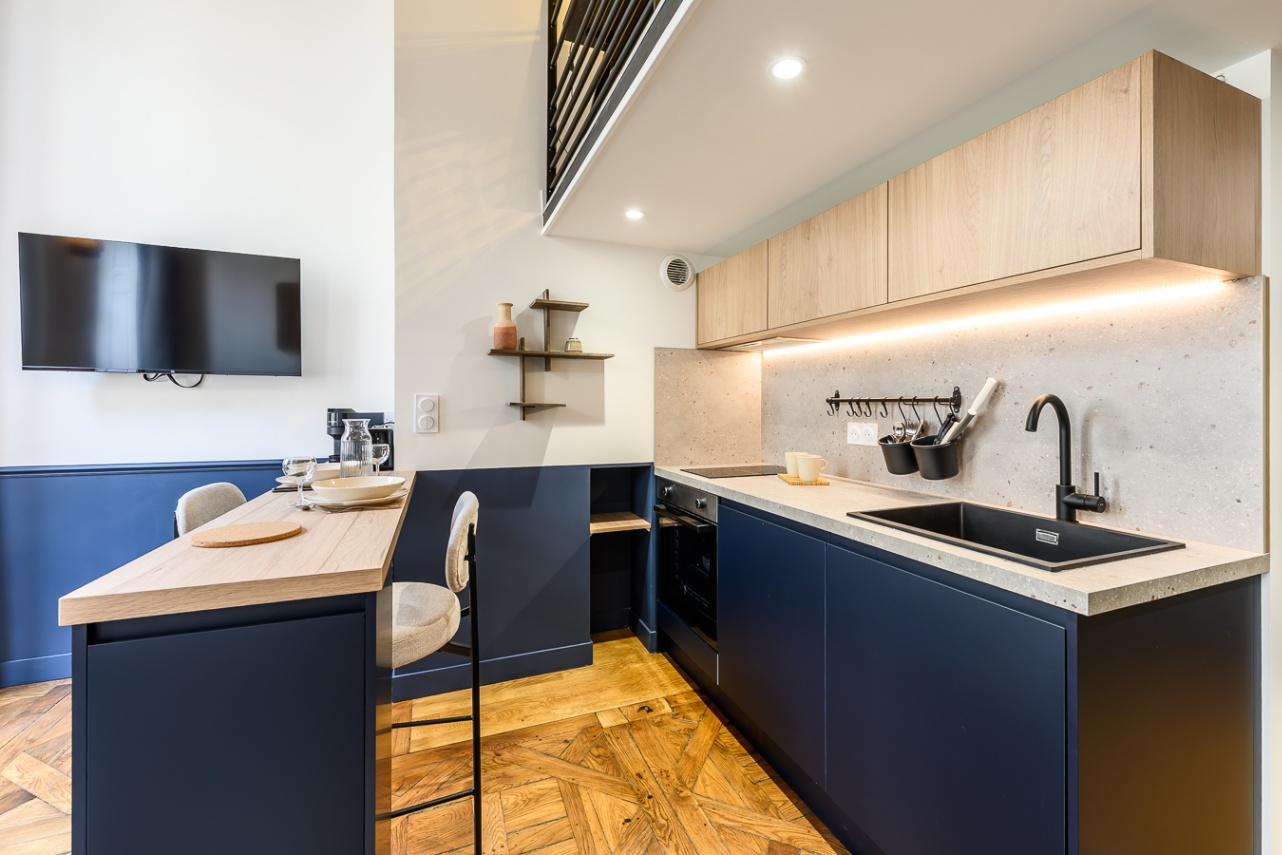 cuisine-bleu-nuit-plan-pierre-appartement-renove-lyon.jpg