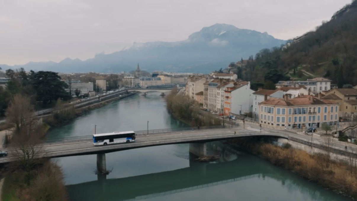 vue-drone-du-bus-N62-traversant-le-pont-de-grenoble.png