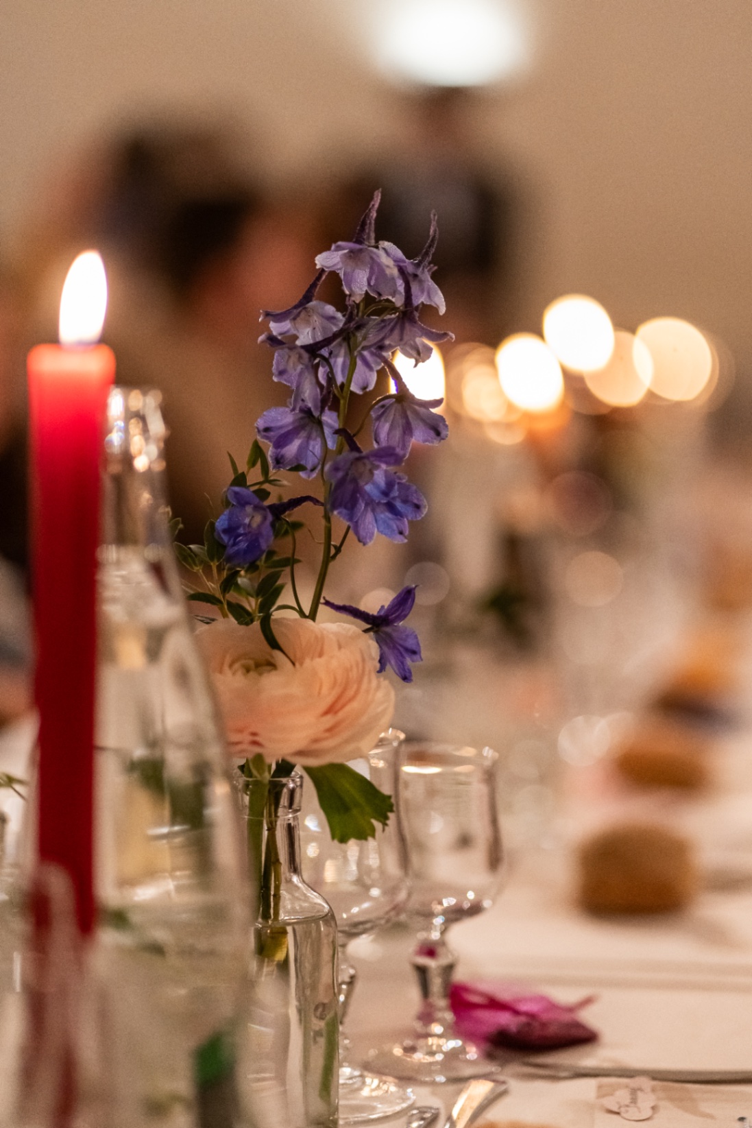 Soliflores fleuris lors du repas du soir avec les bougies allumées.jpeg