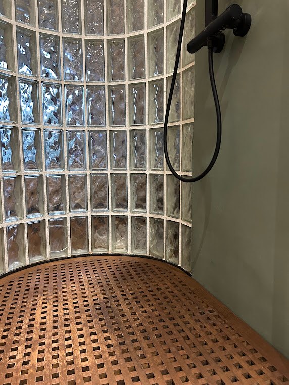 caillebotis bois douche sur mesure.jpg