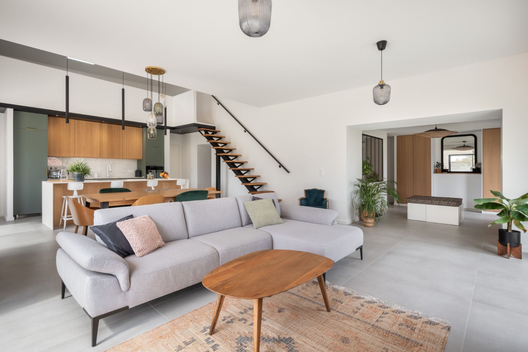 Chassieu-02.jpg Vue d’ensemble de l’espace de vie – Grange rénovée à Chassieu