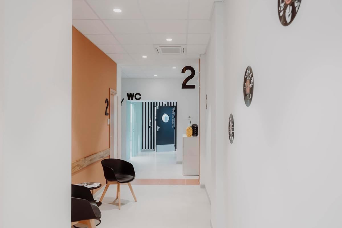 COULOIR SUITE SIGNALETIQUE.jpg