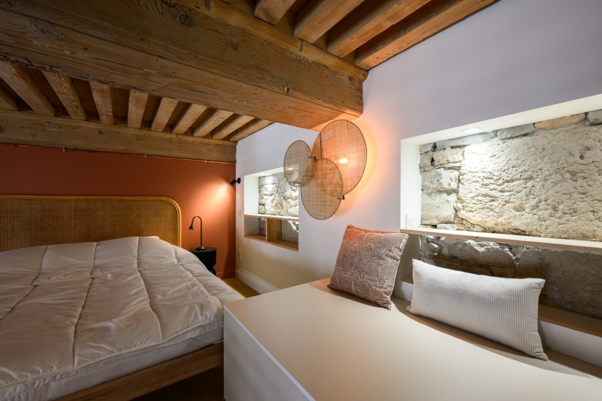 niche-pierres-apparentes-chambre-lyon.jpg