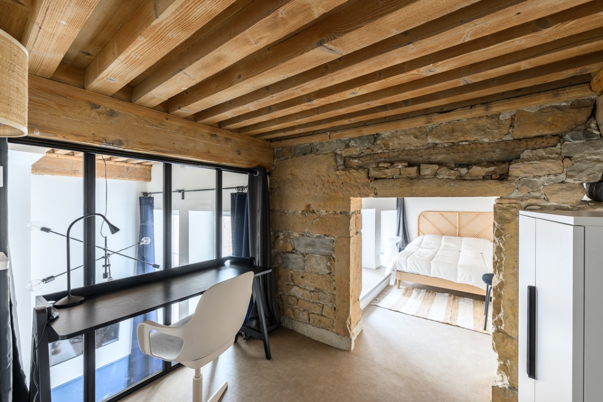 plafond-bois-pierres-apparentes-lyon.jpg