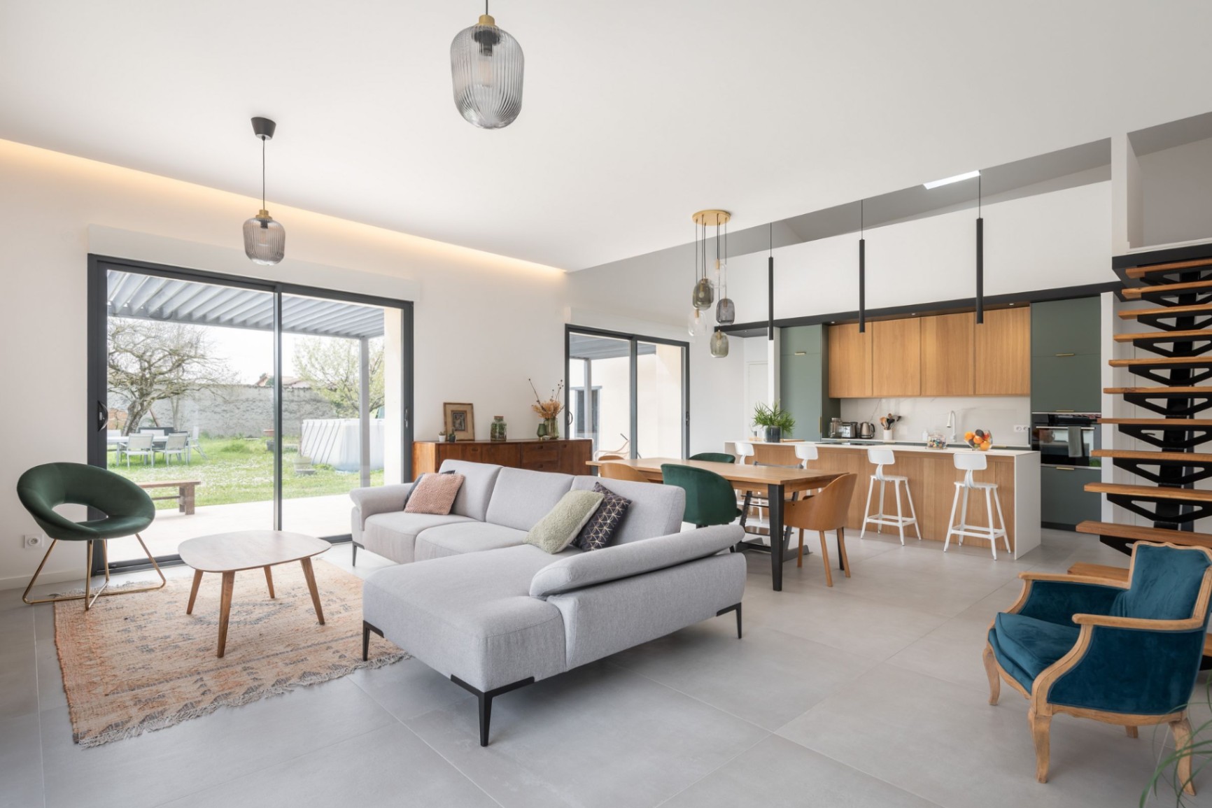 Chassieu-01.jpg Vue d’ensemble de l’espace de vie – Grange rénovée à Chassieu