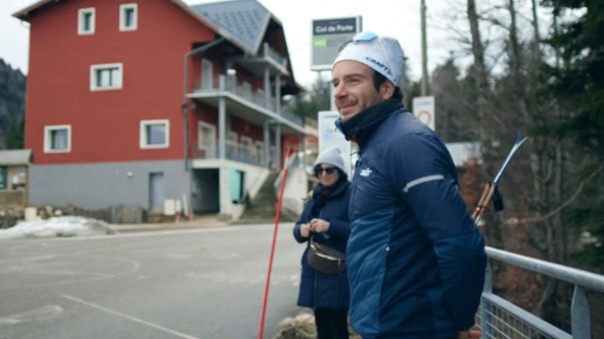 Jule-lapierre-attend-le-bus-au-col-de-porte
