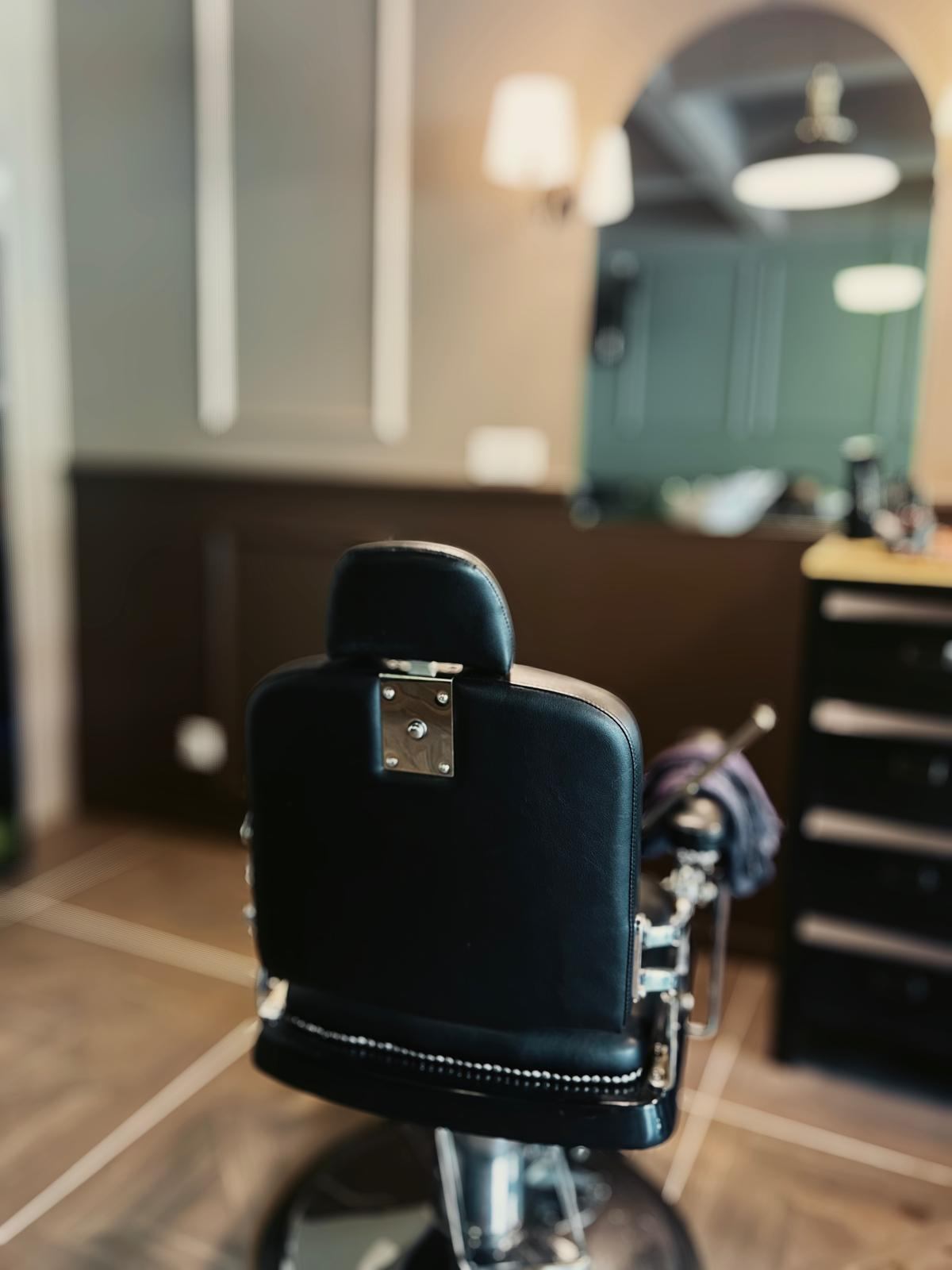 salon fauteuil détail barber shop gap Hautes Alpes.jpeg