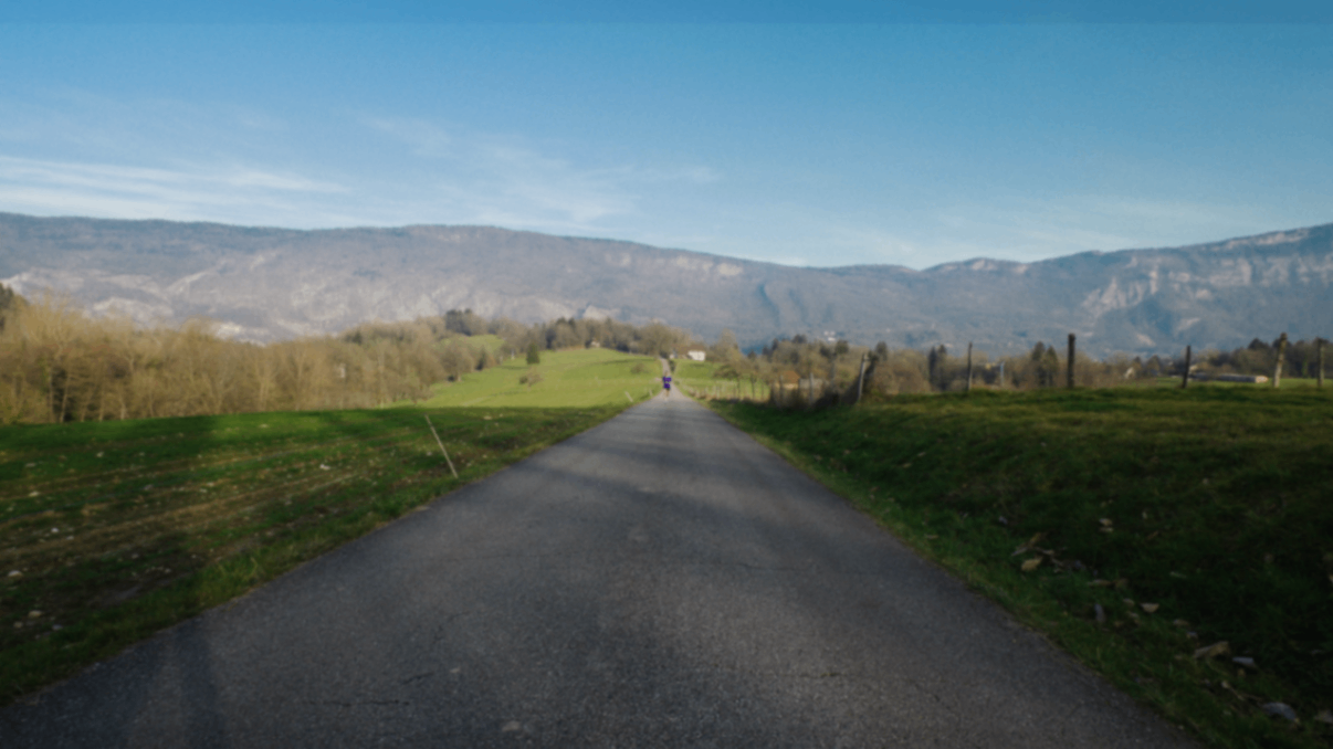 Un-homme-court-sur-une-route.png