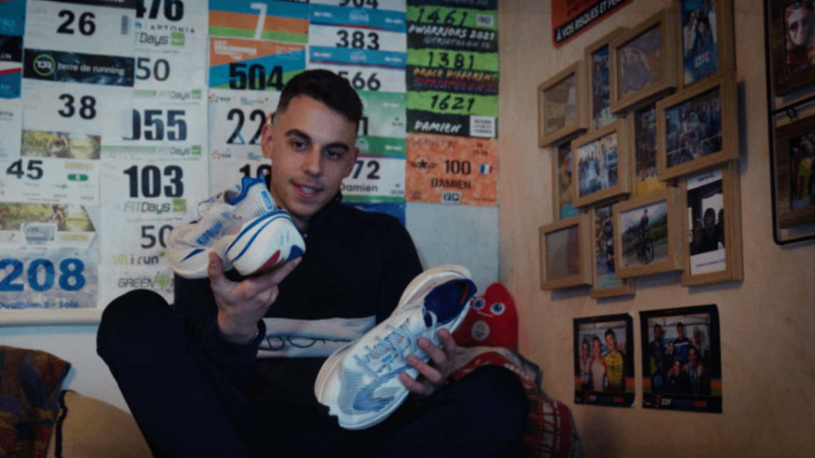 Kiprun-kd900xlt-homme-avec-basket-a-la-main.png