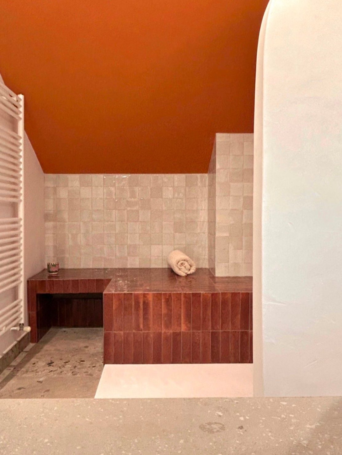 banc carrelé salle de bain.jpeg