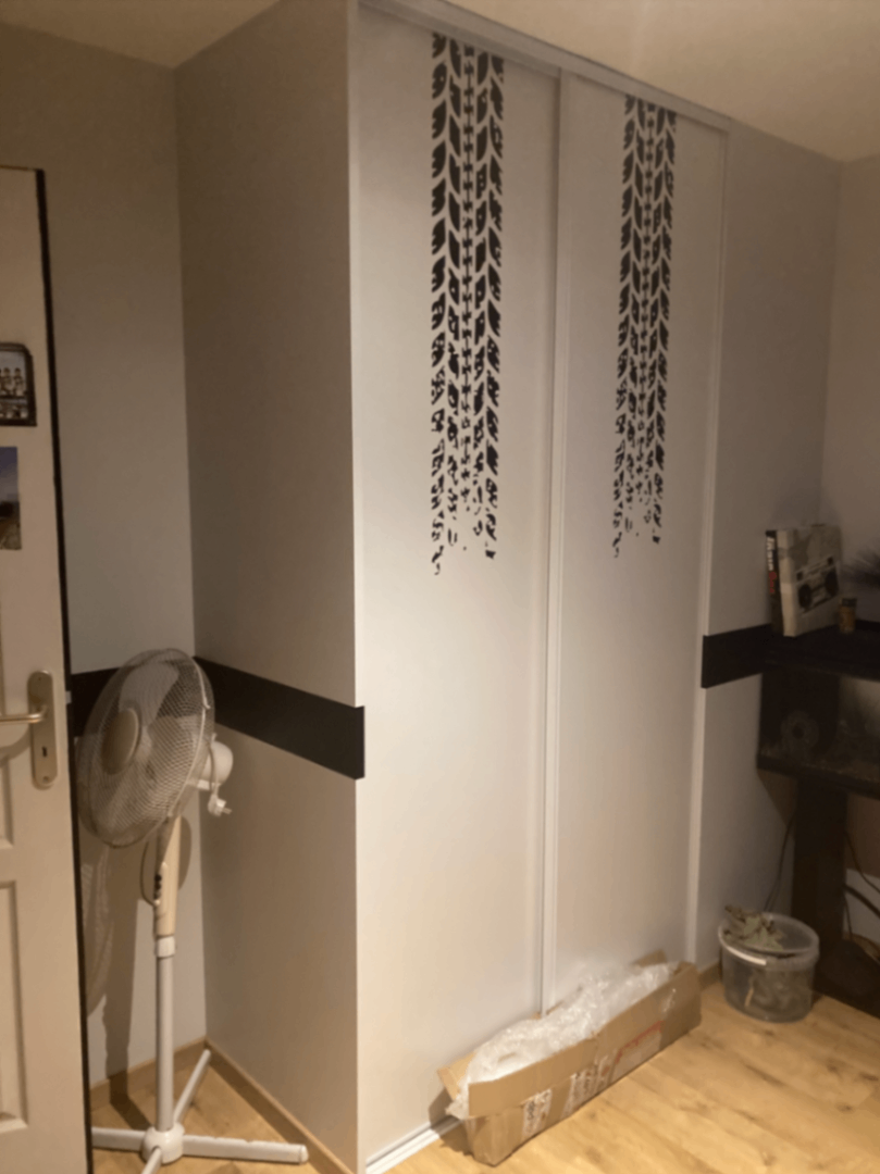 customisation porte de placard et couleur chambre adolescent Arvillard.png