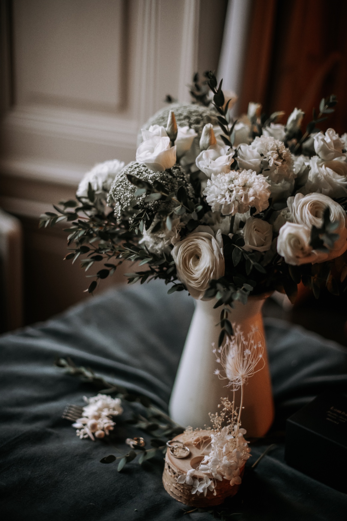 Bouquet de mariée avec des fleurs blanches de saison photographié avec les bijoux de cheveux.jpeg