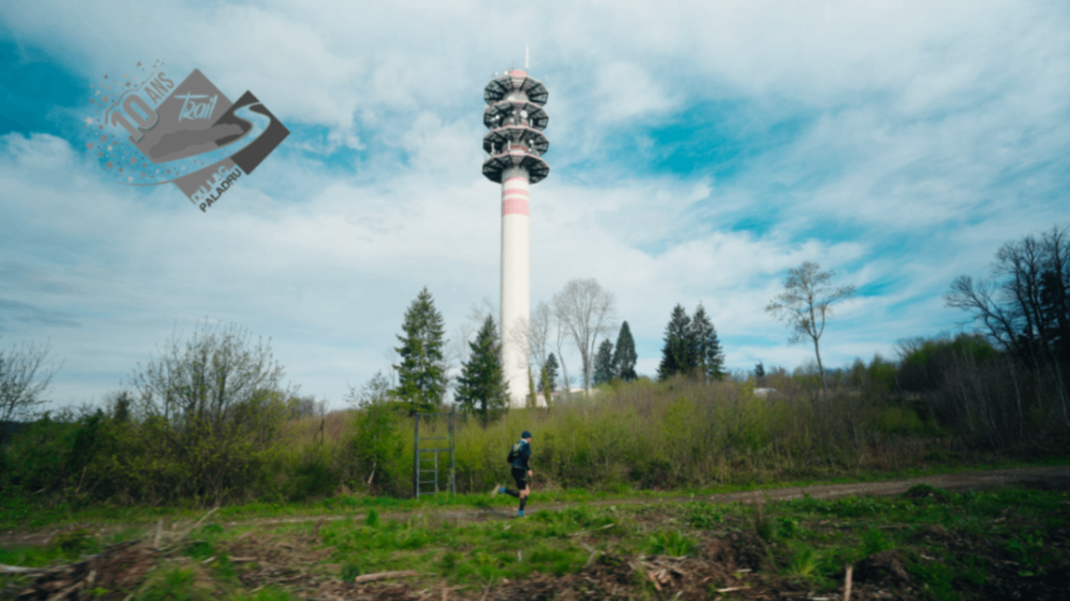Antenne 4G dans un champs avec le logo du trail de paladru 
