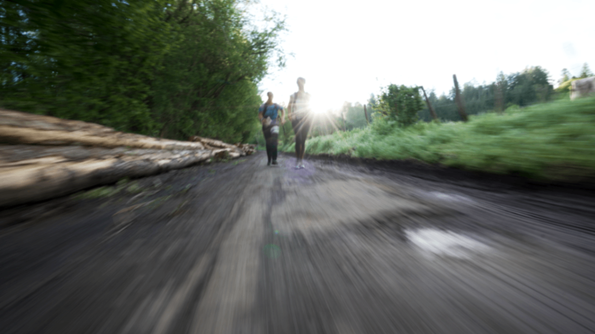 Coureur en action avec une flare de soleil en fond.png