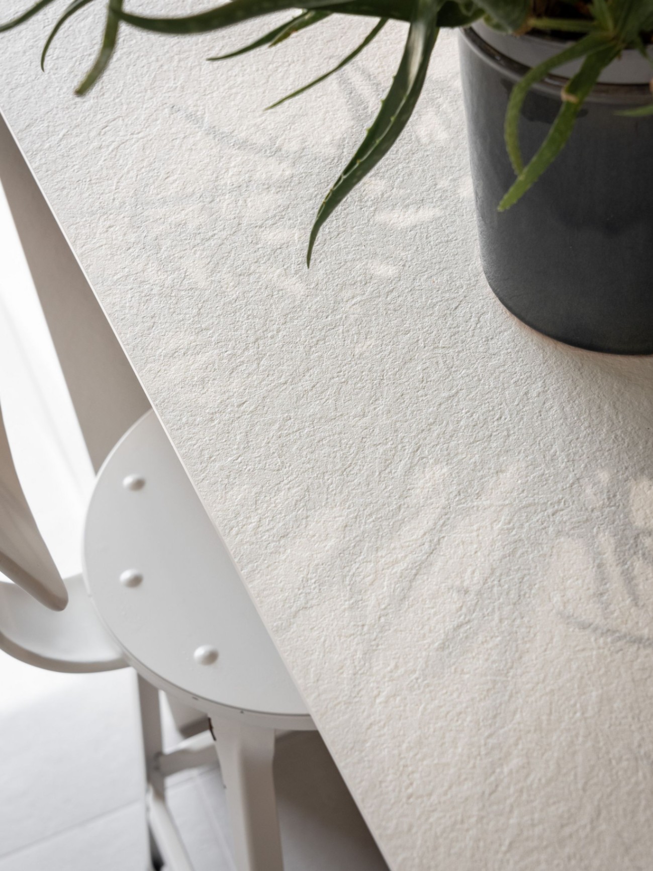 Plans et échantillons de matériaux sur la table d'un architecte d'intérieur