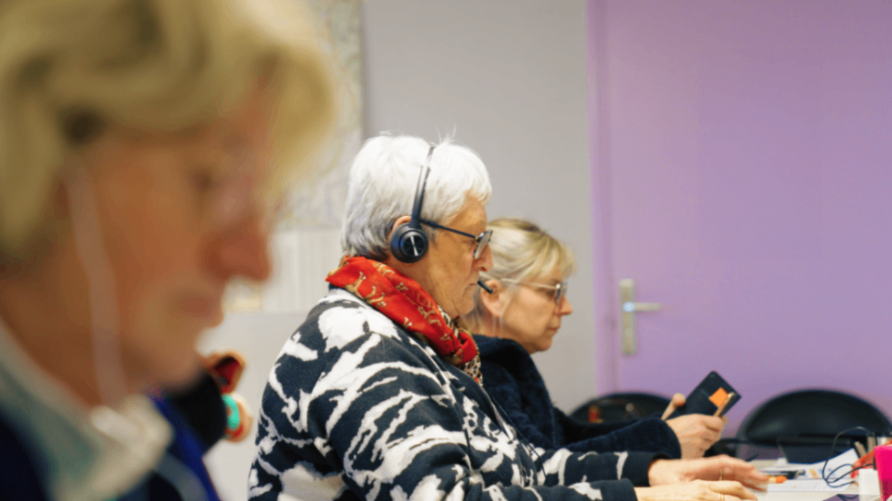 Femme au telephone avec un casque audio.png