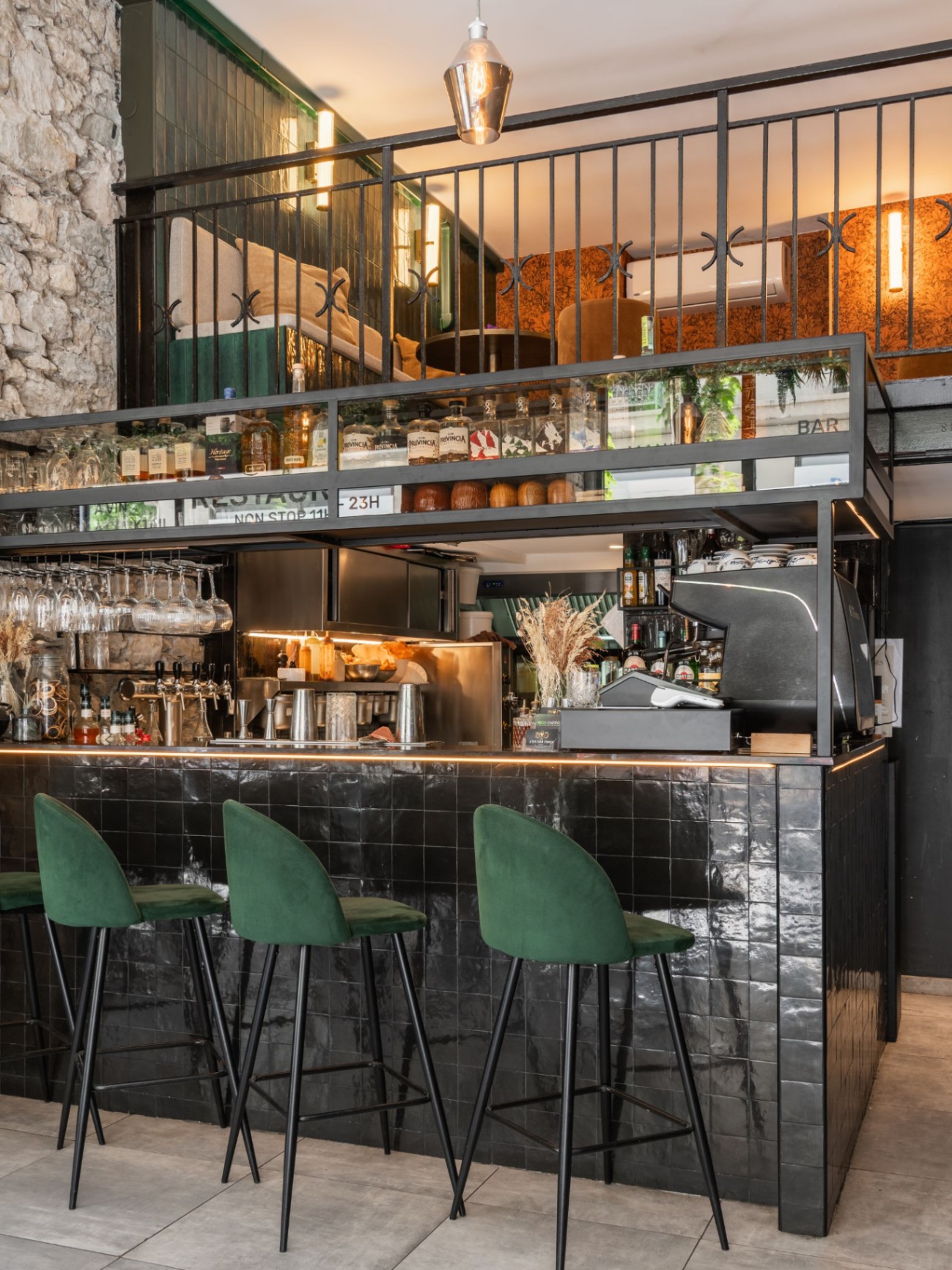 Comptoir et salle d'un bar à cocktails rénové à Grenoble par un architecte d'intérieur