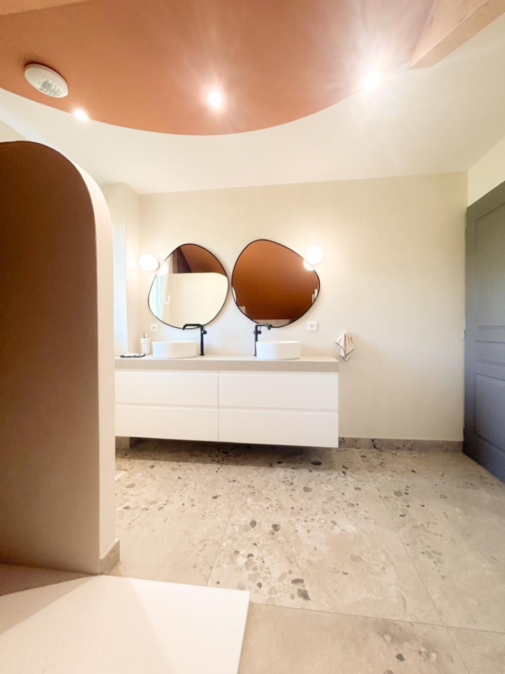 salle de bain double vasque bati arrondi organique double vasque architecte interieur gap.jpeg