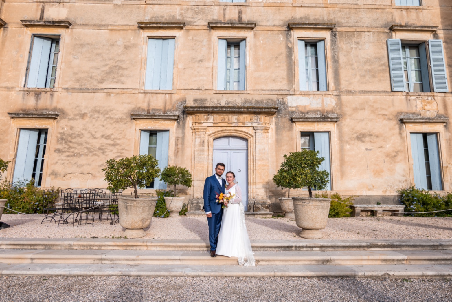 Mariés devant le château de Flaugergues .jpeg