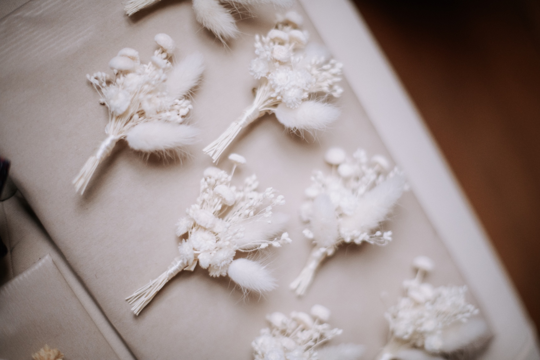 Boutonnière en fleurs séchées blanches.jpeg