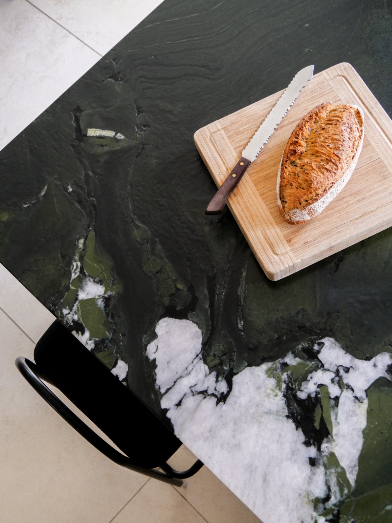 Quartzite Avocatus sur plan de travail cuisine — Projet MAI par Jo. Interieurs