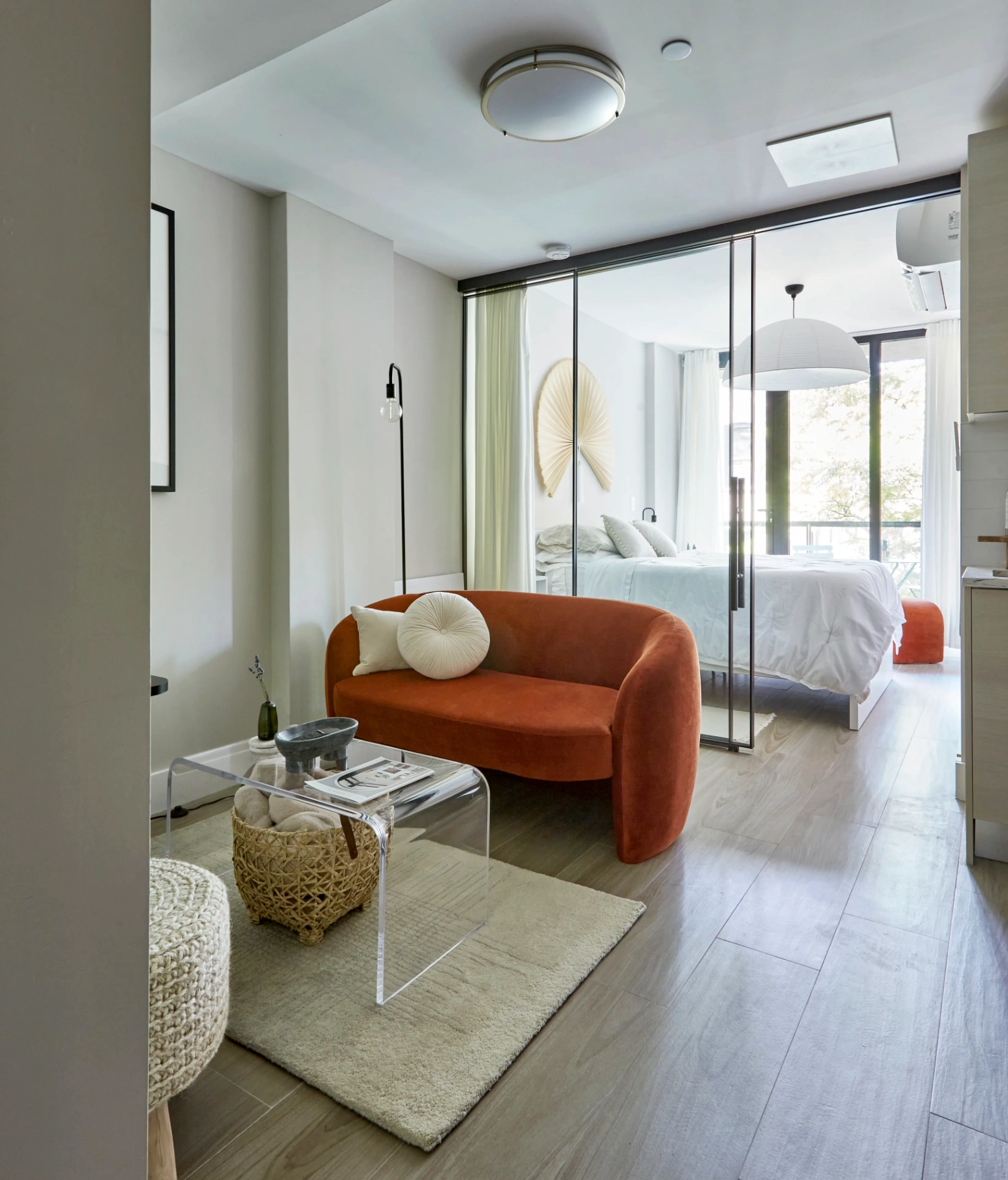 Une porte vitrée pour séparer l'espace nui et le salon