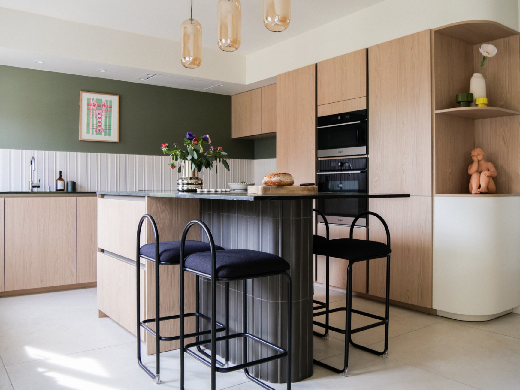 Cuisine après rénovation avec îlot central — Projet MAI par Jo. Interieurs