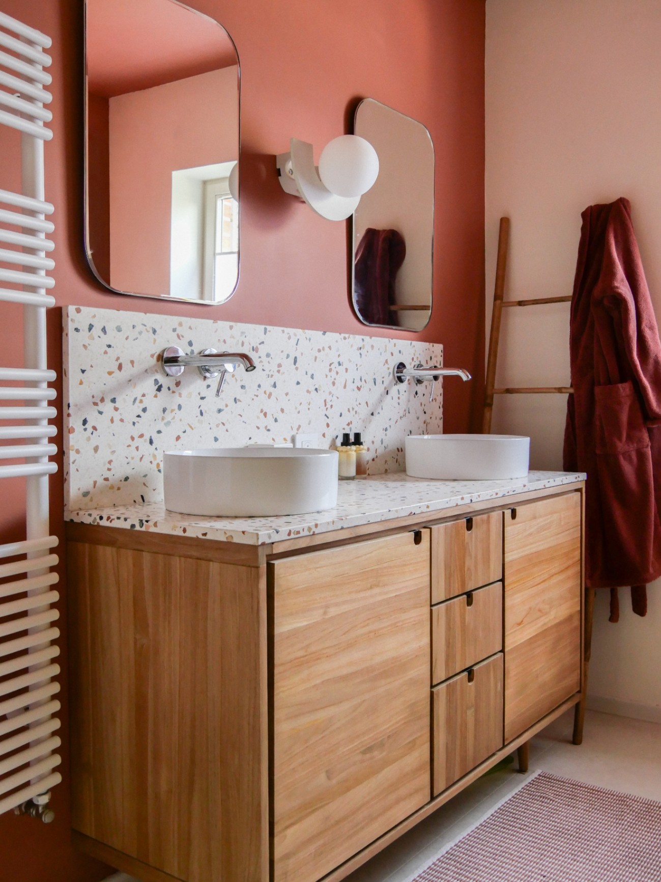Salle de bain après rénovation terracotta et terrazzo — Projet MAI par Jo. Interieurs