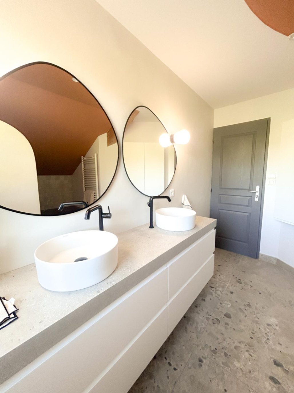 salle de bain organique double vasque architecte interieur gap.jpeg