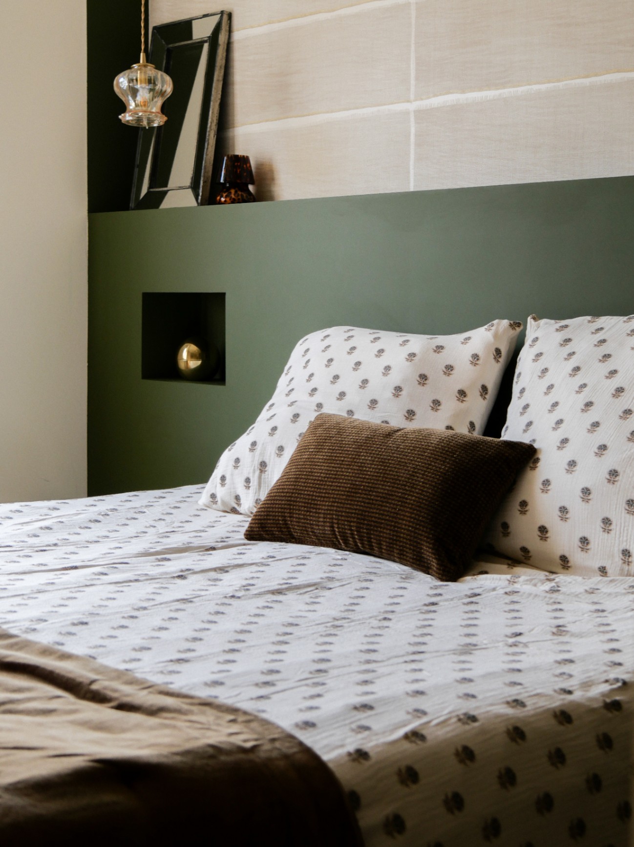 Chambre parentale après rénovation avec dressing intégré — Projet MAI par Jo. Interieurs