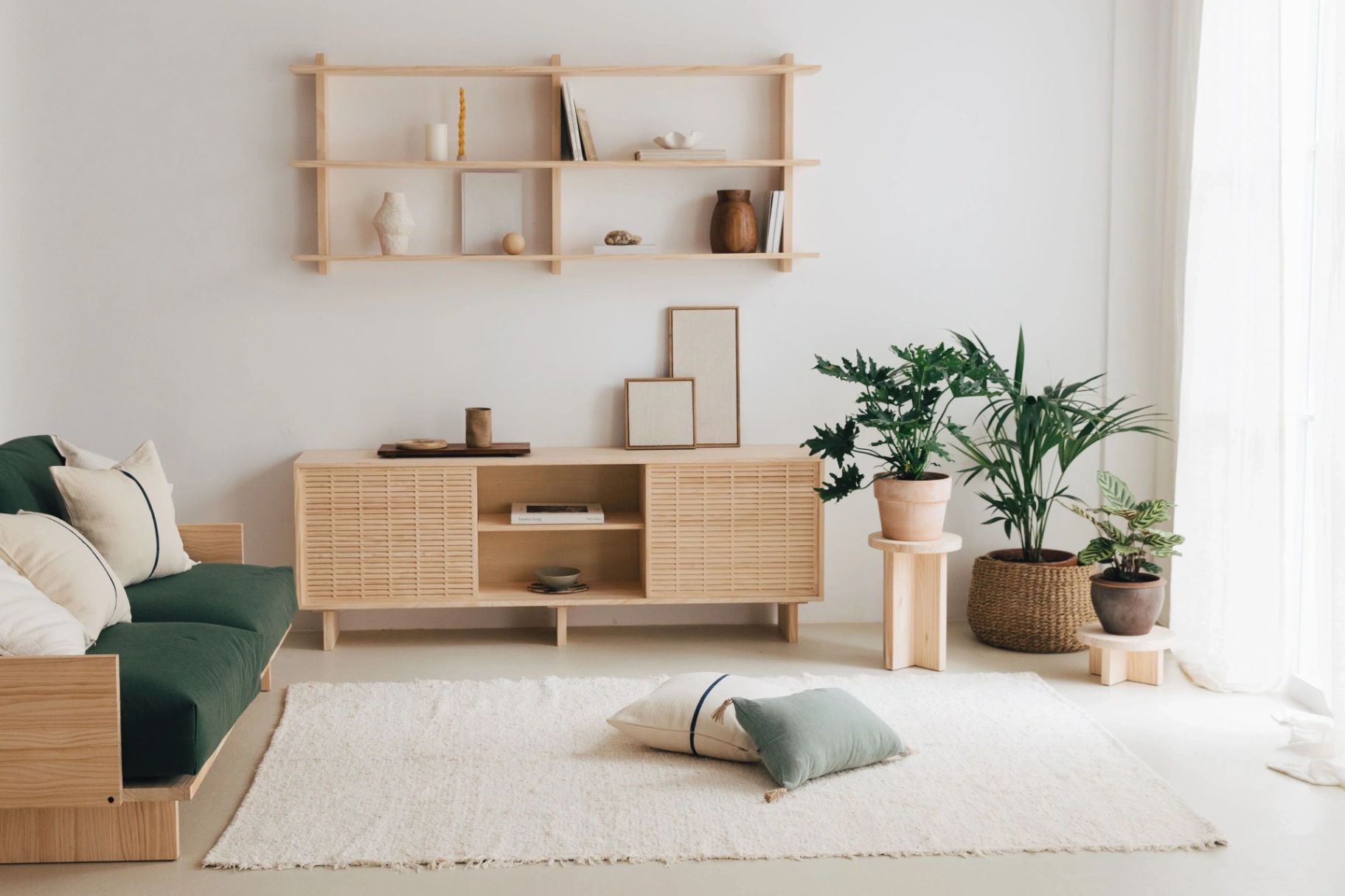 Un salon décoré avec minimalisme et lumineux