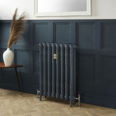 Radiateur en fonte intégré dans une décoration contemporaine