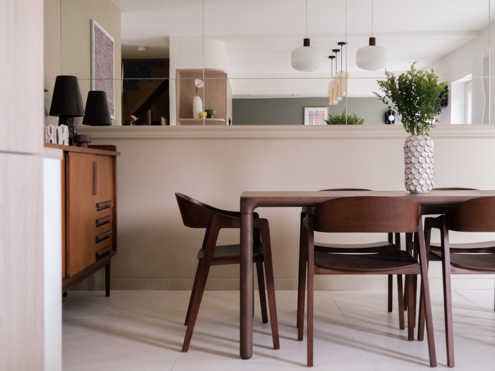Salle à manger après rénovation avec mur de miroirs — Projet MAI par Jo. Interieurs